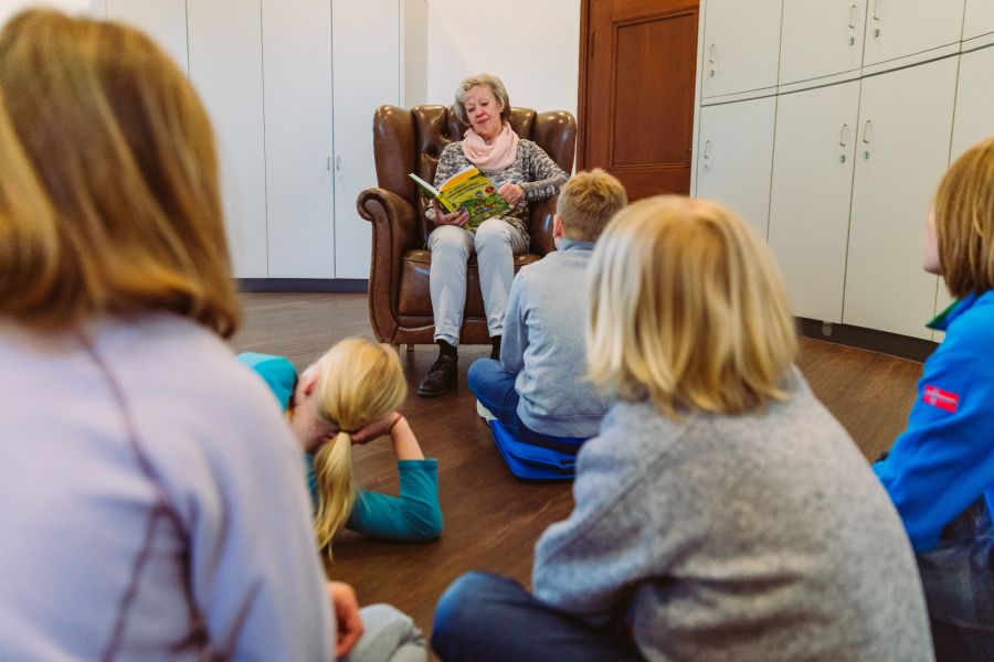Geschichten für Kinder: Agnes Ising liest „Die Olchis feiern Weihnachten“ von Erhard Dietl am Sonntag, 19. Dezember, um 16 Uhr in der Wewelsburg (Foto: Lina Loos für das Kreismuseum Wewelsburg)